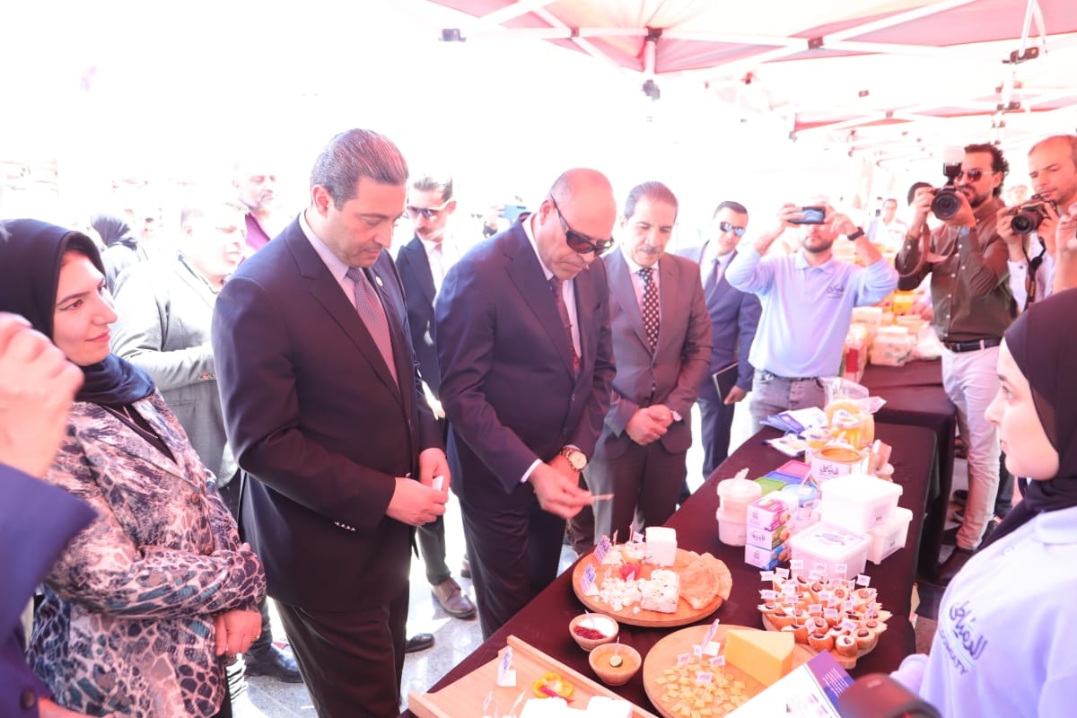 وزير العمل يتفقد معرض للمنتجات الغذائية بأسعار مخفضة في دمياط