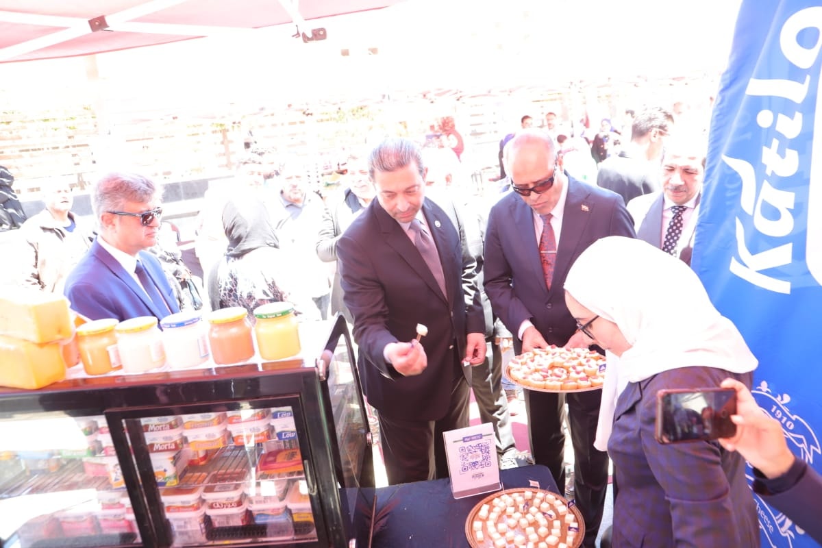 وزير العمل يتفقد معرض للمنتجات الغذائية بأسعار مخفضة