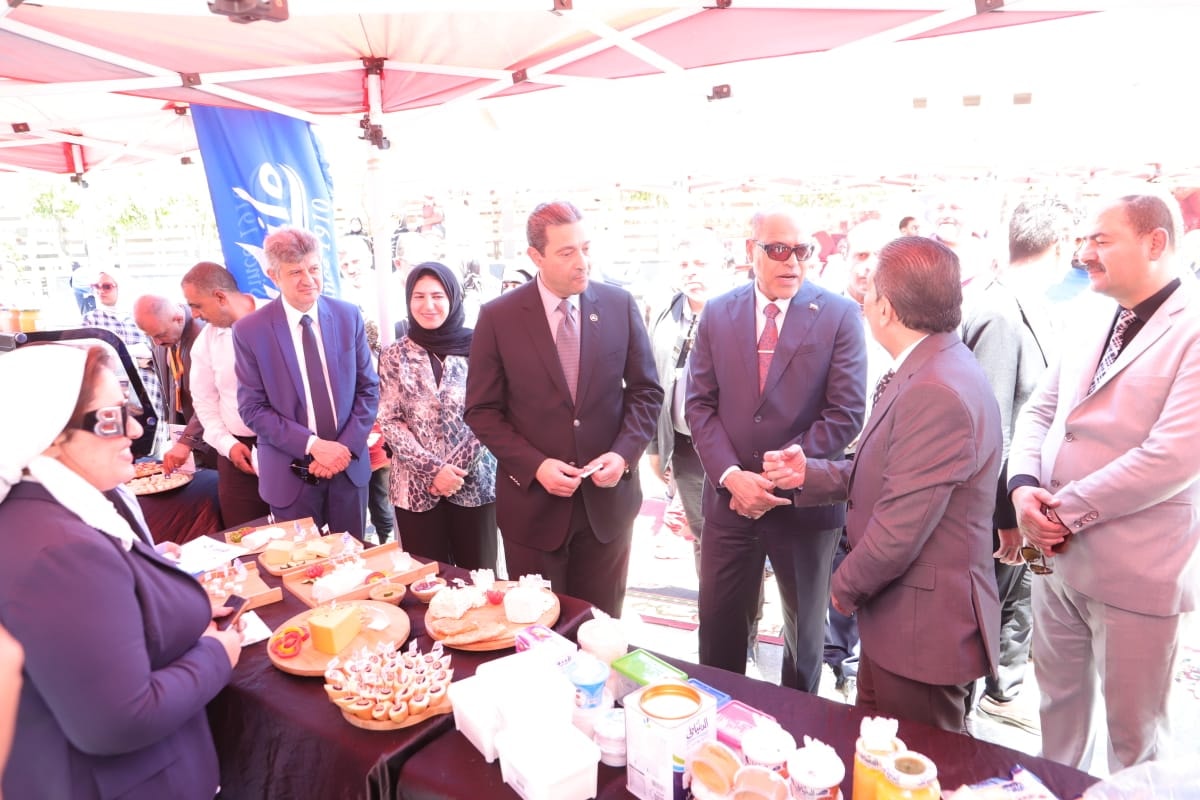 وزير العمل يتفقد معرض للمنتجات الغذائية