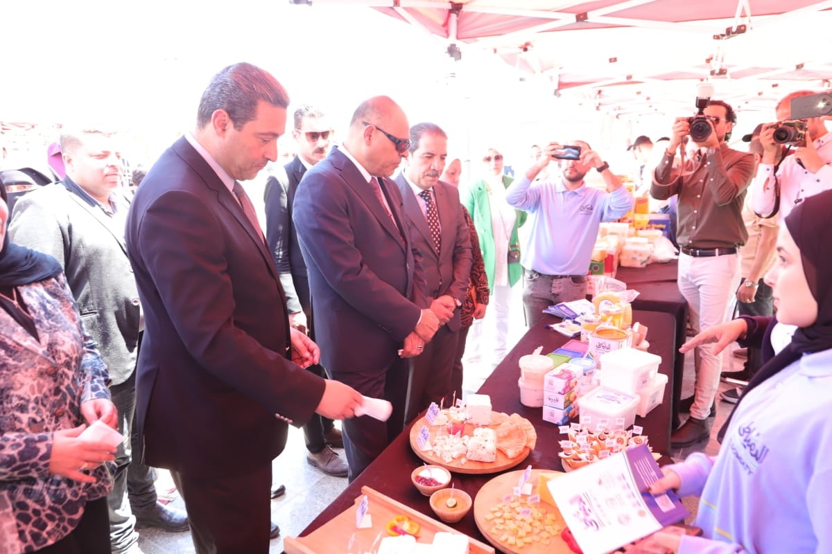 وزير العمل يتفقد معرض للمنتجات