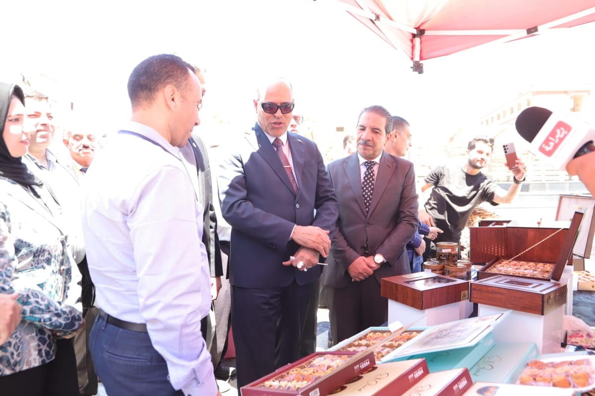 وزير العمل يتفقد معرض