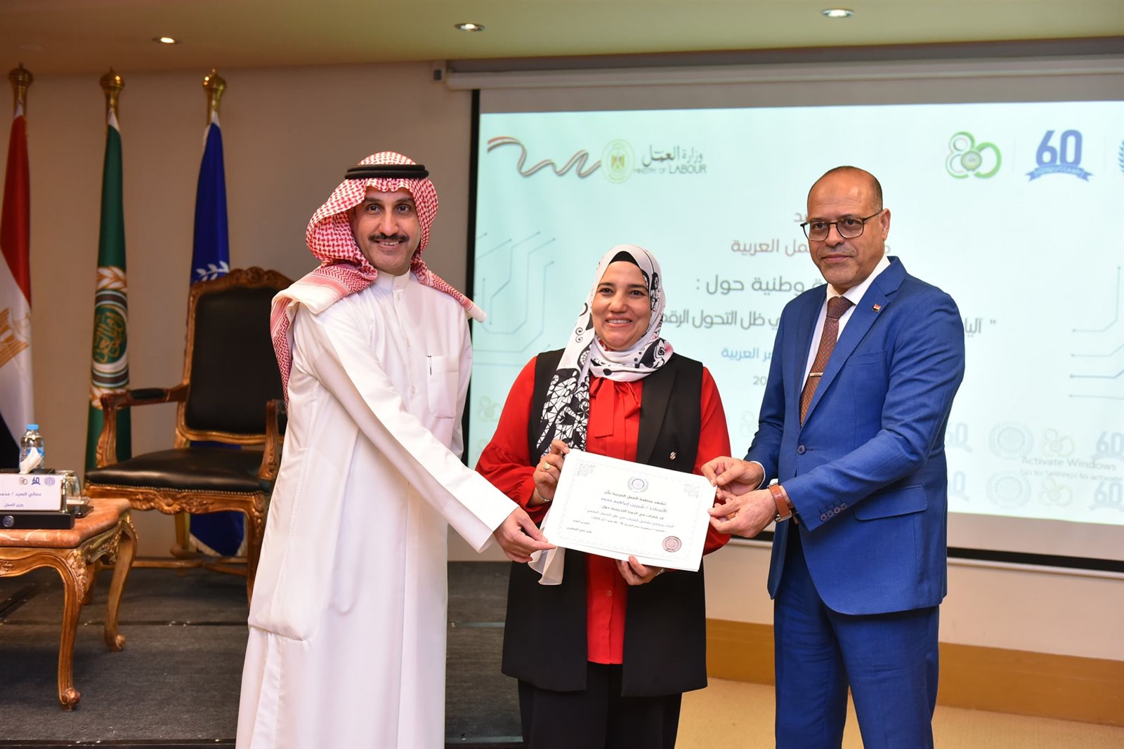 وزير العمل يسلم شهادات دورة تدريبي