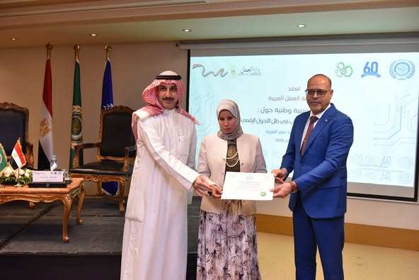 وزير العمل يسلم شهادات دورة تدريبية