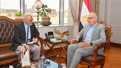 هاني سويلم يوجه بتوثيق خبرات مشروعات القناطر ونقلها إلى شباب المهندسين
