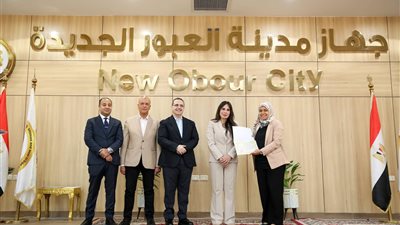 وزيرة الإسكان تسلم عقود توفيق أوضاع الأراضي بالعبور الجديدة 