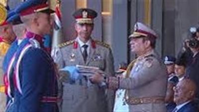  الرئيس السيسي يسلّم علم القوات المسلحة لرفعه فوق مقر القياد