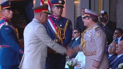 وزير الدفاع يهدي الرئيس السيسي درعًا تذكاريًا     