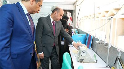 وزير العمل ومحافظ البحر الأحمر يتفقدان وحدة التدريب المتنقلة بالغردقة لتمكين المرأة والشباب