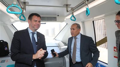 وزير النقل المجري يركب مونوريل شرق النيل.. ماذا قال عن منظومة النقل المصرية؟