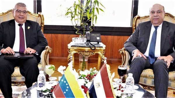 وزير الطيران وسفير فنزويلا    