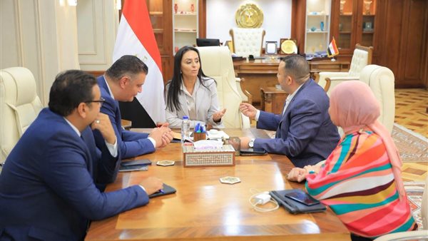 وزيرة التضامن مع عدد من النواب    