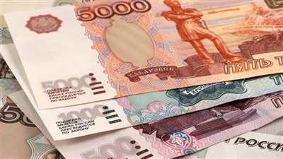 الروبل الروسي يتراجع عن أعلى مستوى في 4 سنوات مقابل الدولار