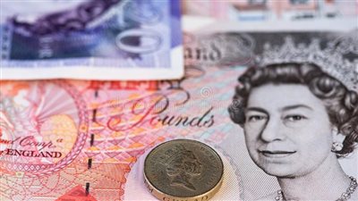 الجنيه الإسترليني يصل إلى أدنى مستوى في 30 شهرا