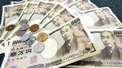 الين الياباني يتفوق أمام الدولار الأمريكي