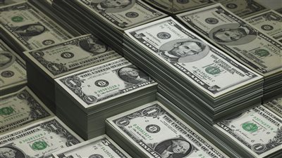 الدولار يرتفع مع توقع استمرار الاحتياطي الفيدرالي في سياسته المتشددة