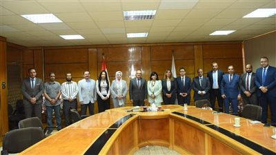وفد من المركزي والبنك الأهلي المصري يبحث عمل كارت 