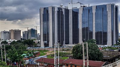 البنك المركزي النيجيري يرفع الفائدة إلى 15.5%