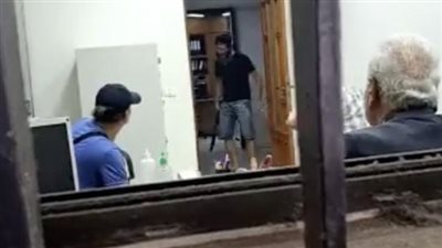 لتسليمه أمواله.. لبناني يحتجز رهائن داخل بنك فيدرال بمنطقة الحمرا