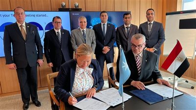 تعاون بين قناة السويس وميرسك العالمية لزيادة معدلات عبور السفن وتطوير محطة الحاويات