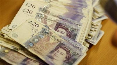 الجنيه الإسترليني يستعيد بعض خسائره أمام الدولار
