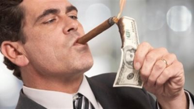 لا تكن مثلهم.. طرق يحاول بها الفقراء أن يظهروا أغنياء فتبدد أموالهم