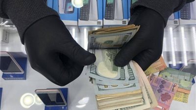 السوق السوداء تختنق.. توقف حركة البيع والشراء بالموازية| فيديو  