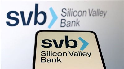 بعض عملاء SVB يبيعون ودائعهم بخصومات كبيرة لجمع الأموال بسرعة