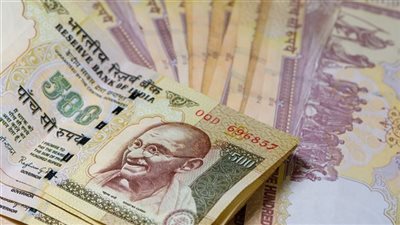 الروبية الهندية تنخفض إلى أدنى مستوياتها في 10 أشهر