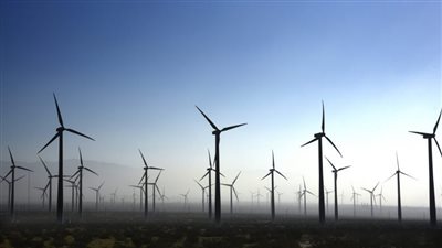 مصر قلبت الموازين.. مزرعة رياح ضخمة هتنور 280 ألف بيت