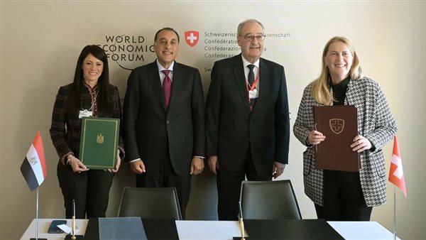 جانب من التوقيع