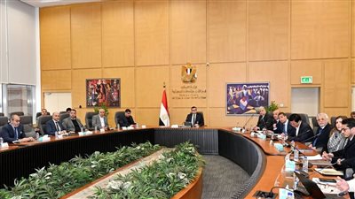 وزير الإسكان يتابع موقف تنفيذ أبراج 