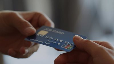 هل توجد رسوم على إصدار بطاقة صراف آلي لحساب التوفير؟