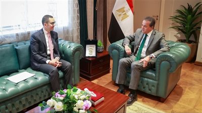 وزيرا الصحة والاستثمار يبحثان وضع آليات وحلول لتخفيف الأعباء المالية وتشجيع الاستثمار 