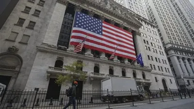 تصاعد الحرب يهدد الاقتصاد الأمريكي.. خبير اقتصادي يحذر من موجة تضخم جديدة مع قفزة أسعار النفط