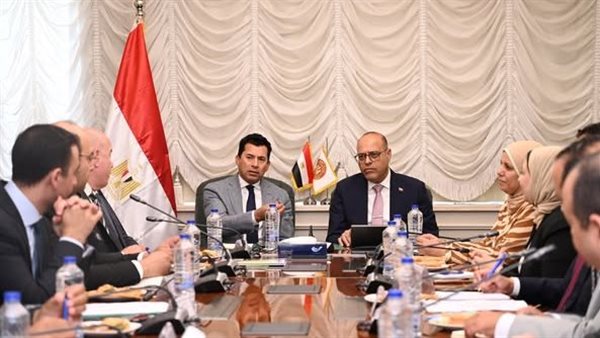 وزير العمل وأشرف