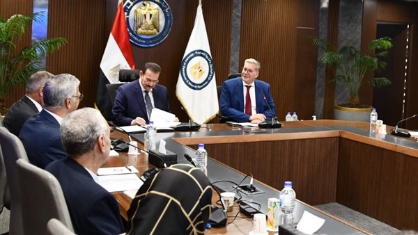 وزير البترول يجتمع