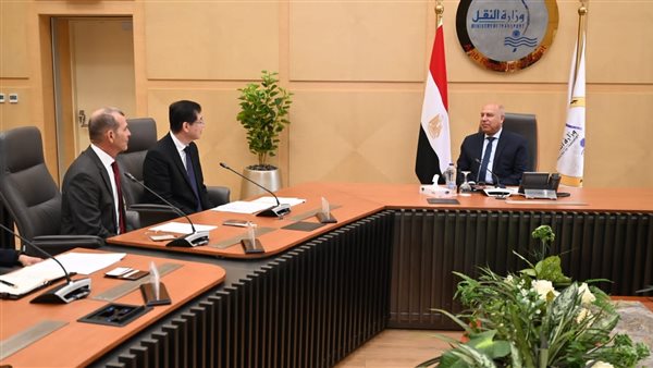 وزير الصناعة يلتقي