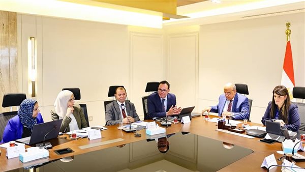 وزيرة التخطيط تعقد