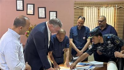 بعد حادث البارج البحري.. وزير البترول يزور غرفة العمليات بشركة 