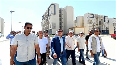وزير الإسكان يتفقد مشروع 