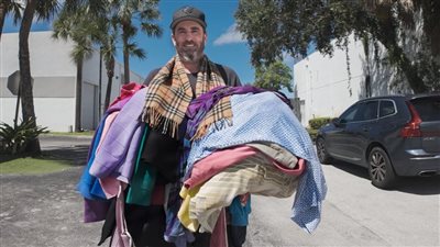 من الإفلاس لامبراطورية ملابس.. حكاية أشهر مليونير في العالم