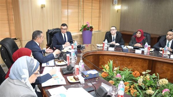 وزير الإسكان يعقد