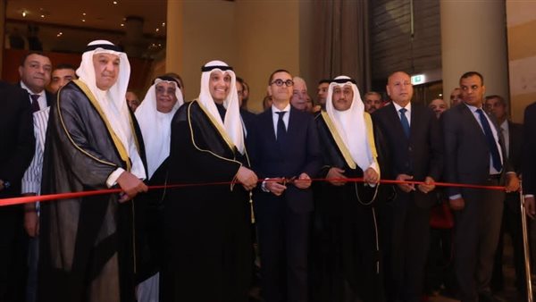 وزير الاستثمار يفتتح