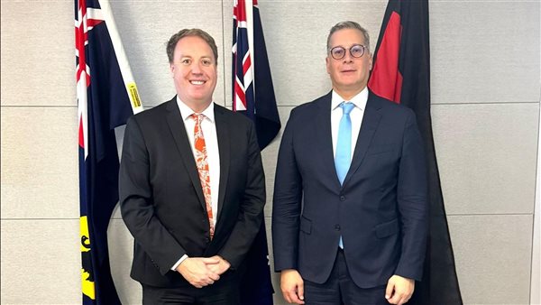 كريم بدوي يلتقي وزير