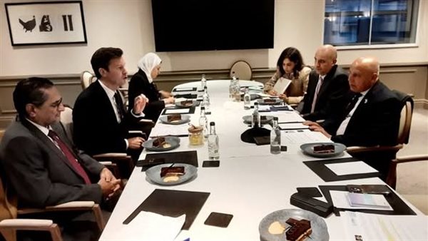 وزير الصناعة يعقد