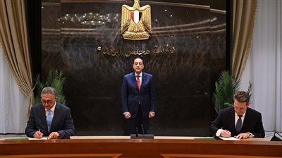 رئيس الوزراء يشهد توقيع 6 مذكرات تفاهم واتفاقيات بين الحكومة والبنك الأوروبي لإعادة الإعمار 