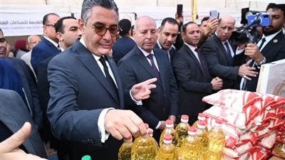 وزير التموين ومحافظ القاهرة يفتتحان سوق 