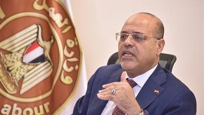 وزير العمل يعلن آلاف فرص العمل الجديدة برواتب مجزية وتأمينات كاملة
