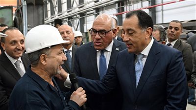 رئيس الوزراء يجري حوارًا ودّيًا مع العاملين بمصنع 
