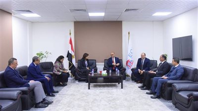 في الجامعة المصرية الصينية.. وزير العمل يسلم 20 عقدًا لذوي الهمم